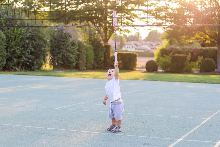 Enfant jouant au badminton